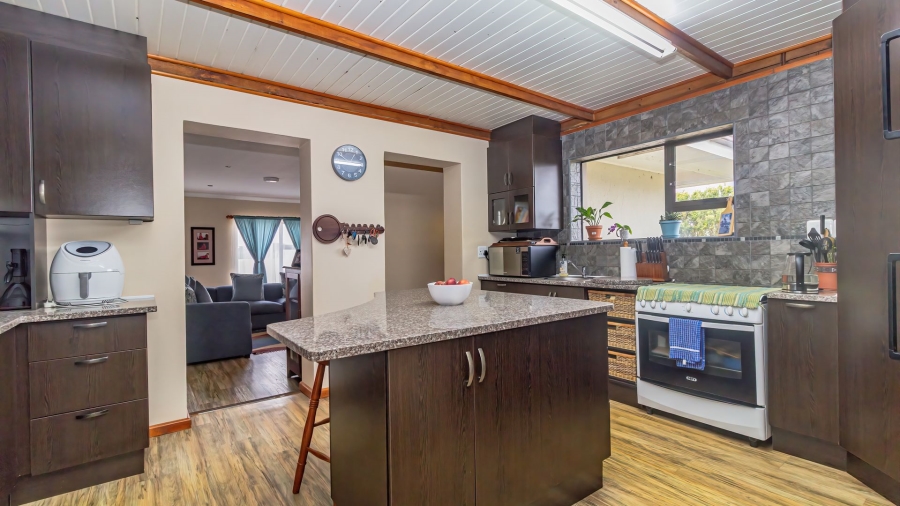 6 Bedroom Property for Sale in Aalwyndal Western Cape